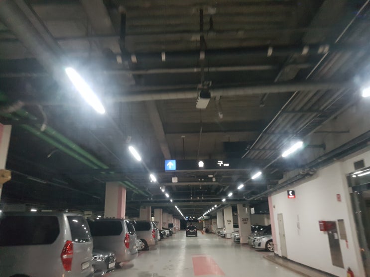  바닥 하수구는 거름망도 없고 봉수 트랩도 없습니다