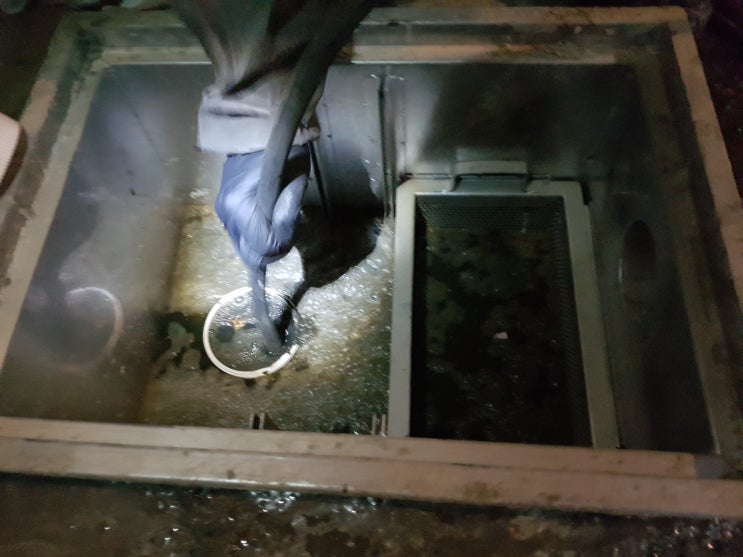  물이 안 내려가서 관통기로 뚫어봅니다