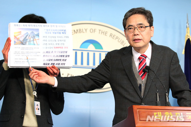 곽상도 "김정숙 여사 지인, 부동산 특혜로 5000억 차익" 곽상도 "김정숙 여사 지인, 부동산 특혜로 5000억 차익"