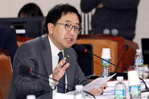 금태섭, 정봉주 ‘빨간점퍼’ 저격뚫고 예비후보 등록 금태섭, 정봉주 ‘빨간점퍼’ 저격뚫고 예비후보 등록