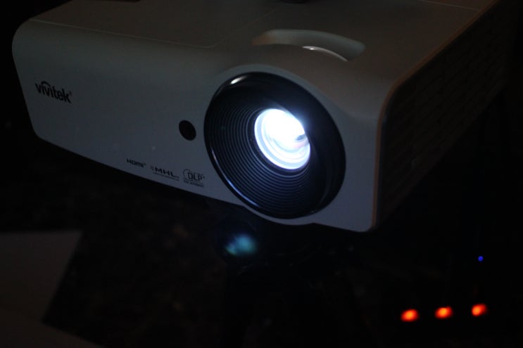  가정용프로젝터 비비텍 H1060으로 거실에 극장 탄생 / 에누리 사용기