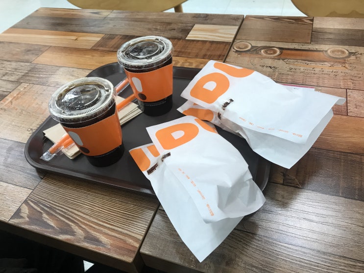  오늘아침식사인증 또 머핀이랑 아메리 욤뇸뇸