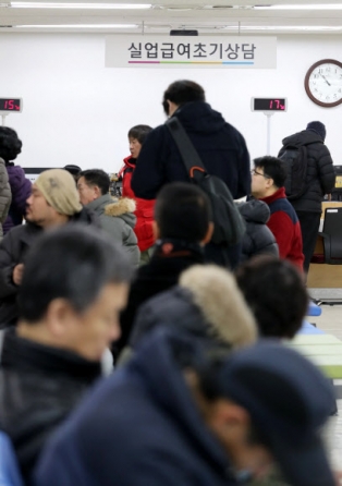 인상된 기초연금 30만원, 오늘 325만명에 첫 지급 - 65세 이상 노인 하위 40%로 확대 인상된 기초연금 30만원, 오늘 325만명에 첫 지급 - 65세 이상 노인 하위 40%로 확대