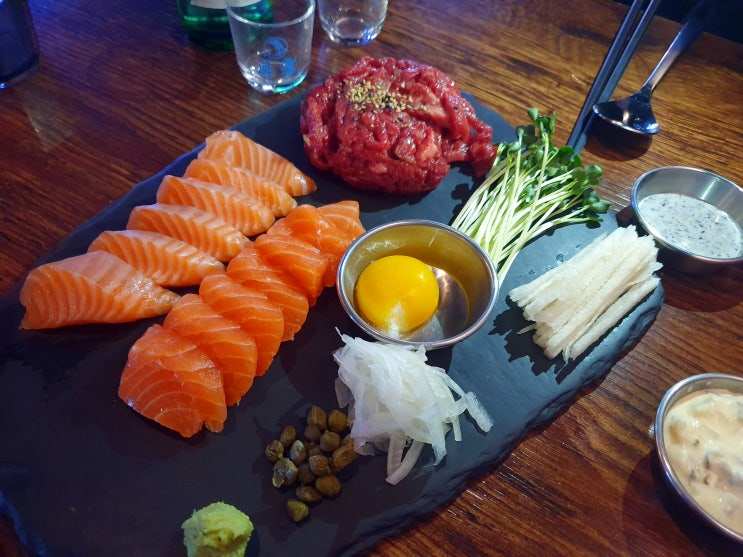  신논현 술집 : 조용한 강남 술집 육회먹은연어