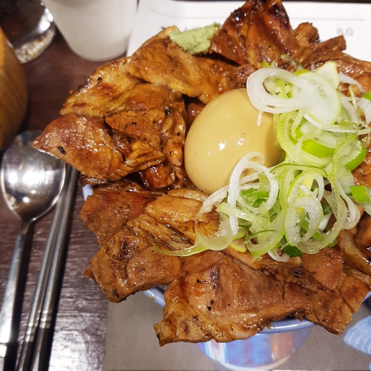  홍대 스미비부타동 골목에서 인생 덮밥집을 찾다