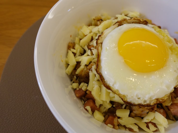 [레시피]간단한 김치볶음밥에 두 가지 더 넣어 더 맛있게, 스팸김치치즈볶음밥