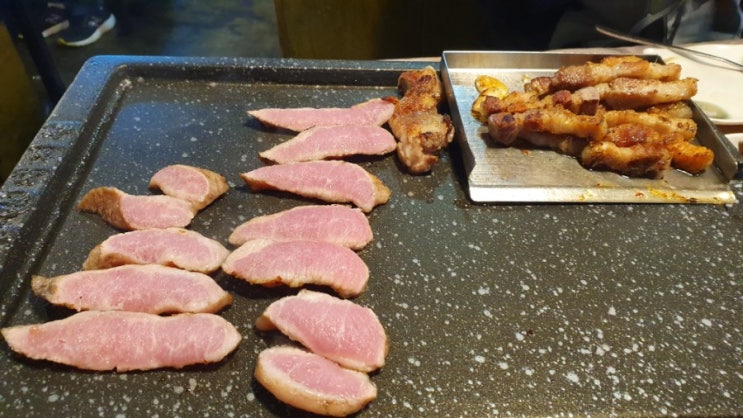  방이역 삼겹살 맛집 하남돼지집. 입벌려 고기 들어간다.