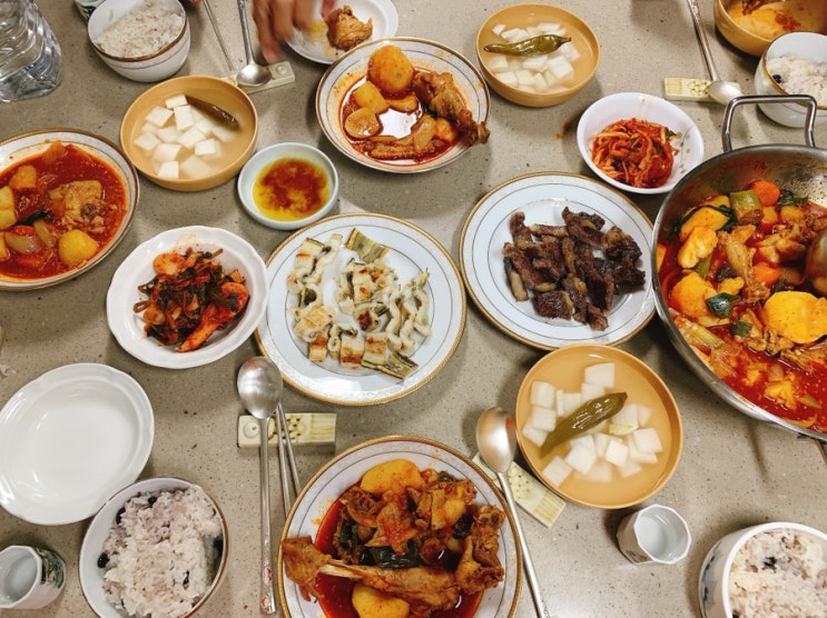  오늘은 설날이에요! 설날에 있었던 추억들 중 생각나는 게 있다면 얘기해주세요~