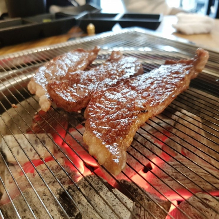 홍대 고기집 육즙팡팡 참숯직화구이 황소랑 홍대점