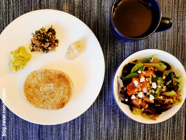  뉴욕 베이글 bagel: 허머스 (후무스) Hummus, 차지키 Tzatziki, 타볼레 샐러드 Tabbouleh salad, 염소 치즈 goat cheese: 미국 초등학생 점심