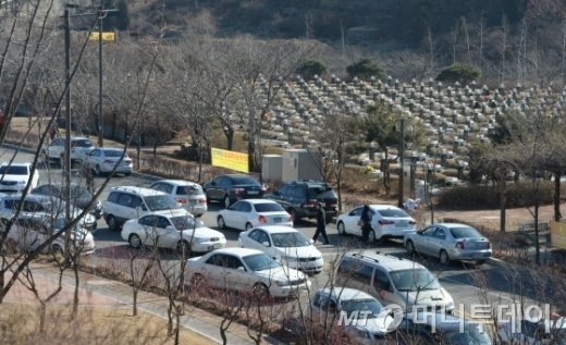 이중주차 된 차 밀었다가 "와장창"…보험처리 되나요?