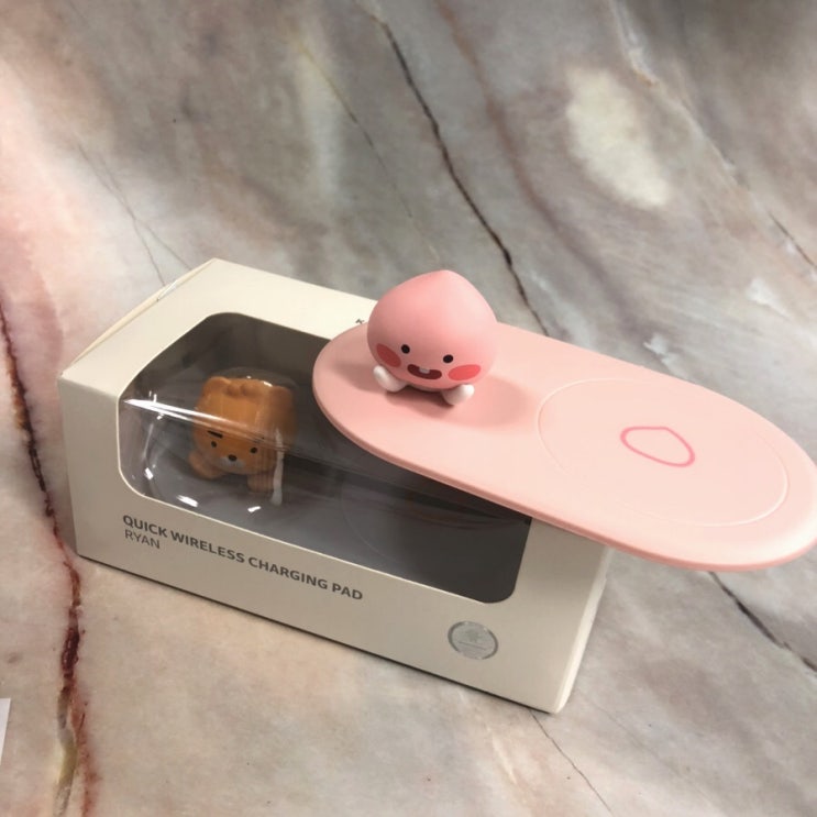  예콩찌 리뷰 :: 보기만해도 심쿵! 카카오 어피치 무선충전 패드 리뷰! 내 폰 배터리도 챙기고 내 눈정화도 챙기고!