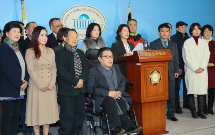 손학규 끝없는 탈당 행렬보게 될것 안철수따라 450명 탈당 손학규 끝없는 탈당 행렬보게 될것 안철수따라 450명 탈당