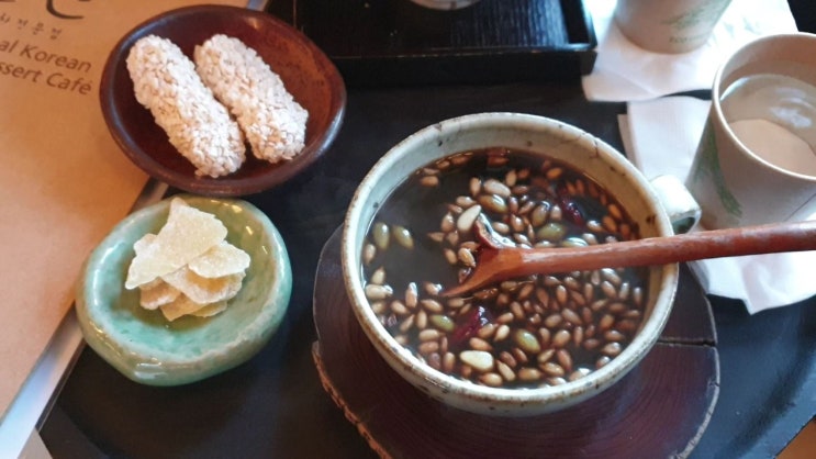 익선동 붐비는 한옥카페 '뜰안' 무엇이 특별? / 전통 차&떡, 쌍화차 십전대보탕 / Korean traditional tea and rice cake