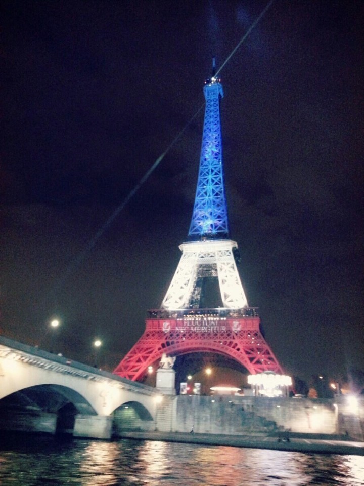 에펠탑은 슬픔속에서도 아름다웠다