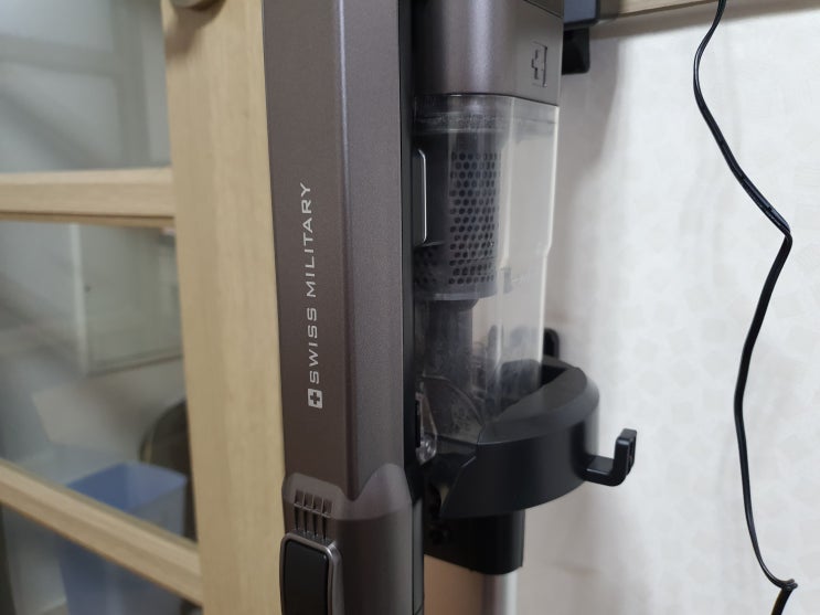  자취러에게 좋은 청소기?! 스위스밀리터리 무선청소기 SMA-BV2200!