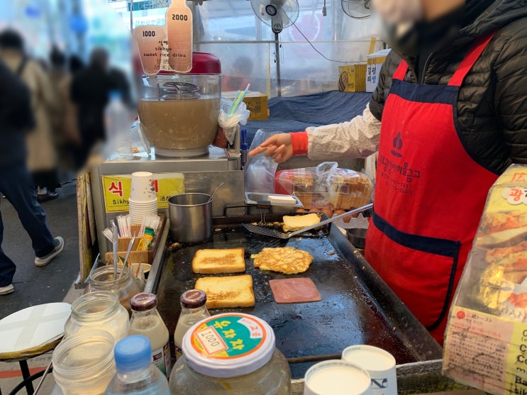 서울 광장시장! 떡볶이, 빈대떡, 순대, 토스트, 사탕, 김밥, 닭발, 오뎅 등등 다있다 서울 광장시장! 떡볶이, 빈대떡, 순대, 토스트, 사탕, 김밥, 닭발, 오뎅 등등 다있다