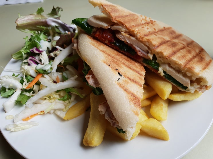 호주 멜버른 닭가슴살 샌드위치와 치킨 단데농에서 점심식사
