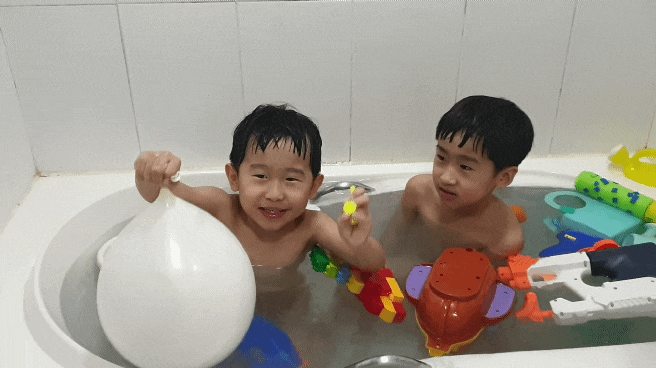  엄마표 놀이-거품 풍선 폭탄 놀이 꿀잼보장