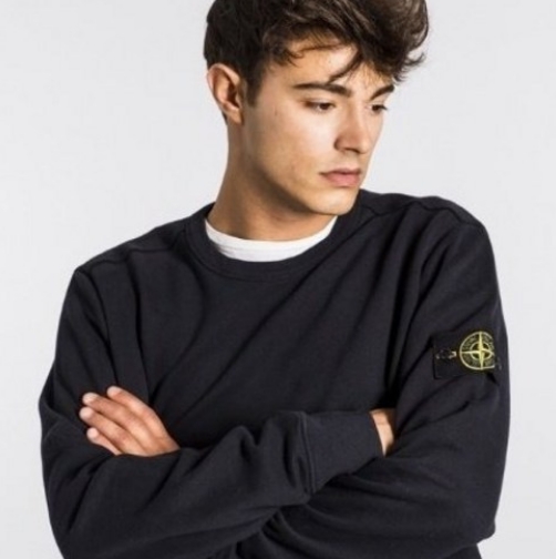 너무 이쁜거 아님요 스톤아일랜드 맨투맨이요