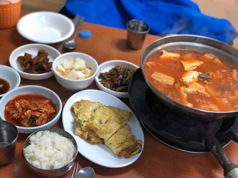 Trứng cuộn (계란말이) mềm mịn ăn kèm Canh Kimchi