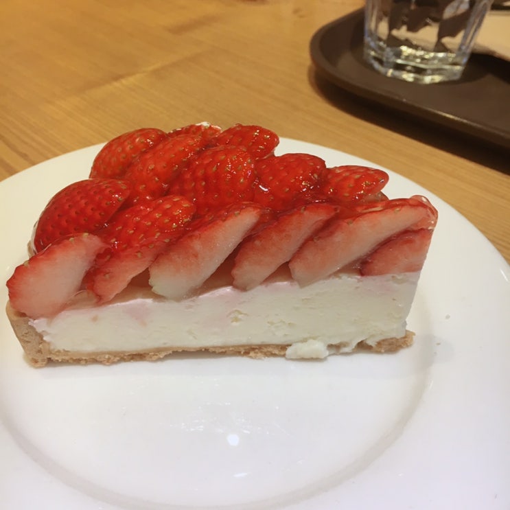  한스케익 딸기타르트 먹고 왔어요 딸기철엔 딸기타르트를 드세요