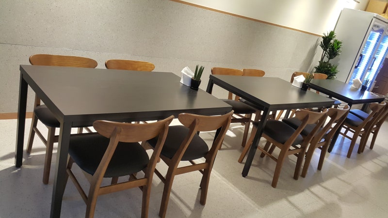 식당 식탁의자를 제작하여 전시가 많이 되어있는 공장&전시장을 추천!!