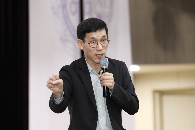 진중권 "총선뒤 조국 버려질것.. "청 선거개입 마지막조각은 임종석" 진중권 "총선뒤 조국 버려질것.. "청 선거개입 마지막조각은 임종석"