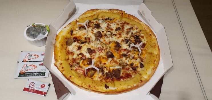  피자헛 프리미엄피자 더블치즈 티본스테이크 더 맛있게 먹는 법(리치골드, 디핑소스)