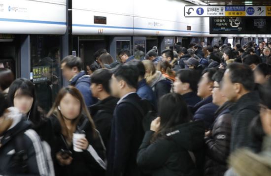 서울 충무로역 에스컬레이터 화재… 1시간 무정차 통과 서울 충무로역 에스컬레이터 화재… 1시간 무정차 통과