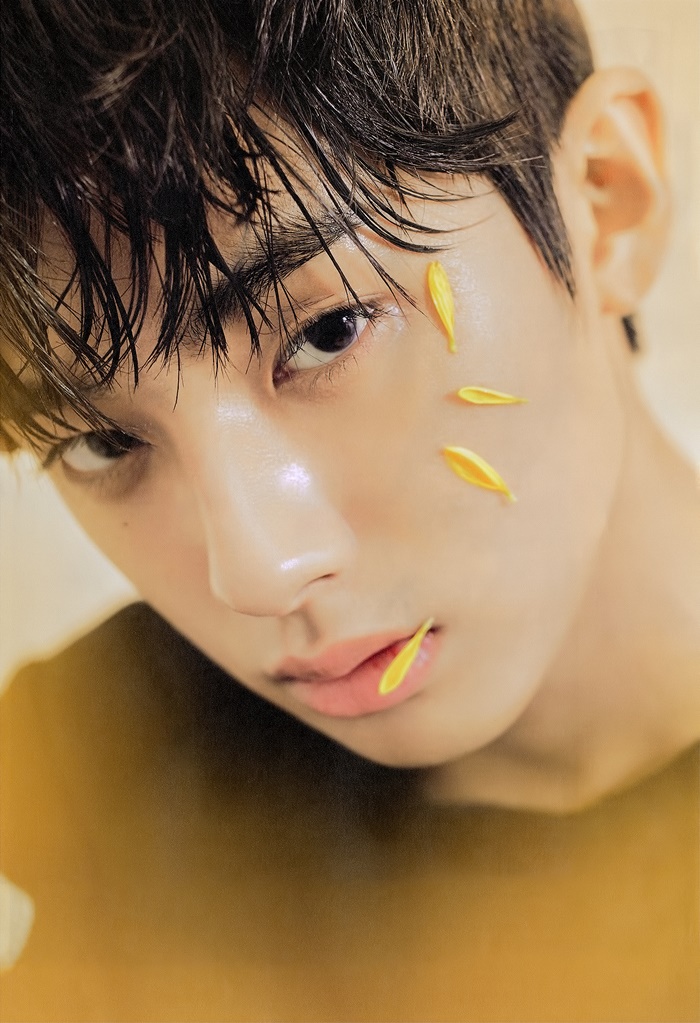  더스타 2월호 : 스무살 첫 커버 화보 찍은 김민규