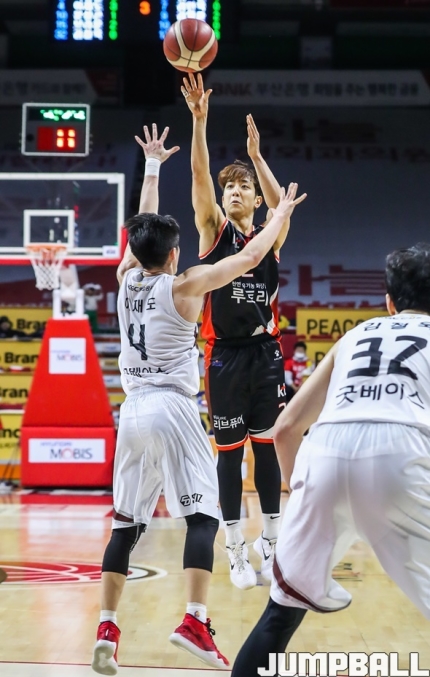 [농구] 부산 <b>KT</b>: 허훈 20-20 앞세워 안양 KGC <b>격파</b>