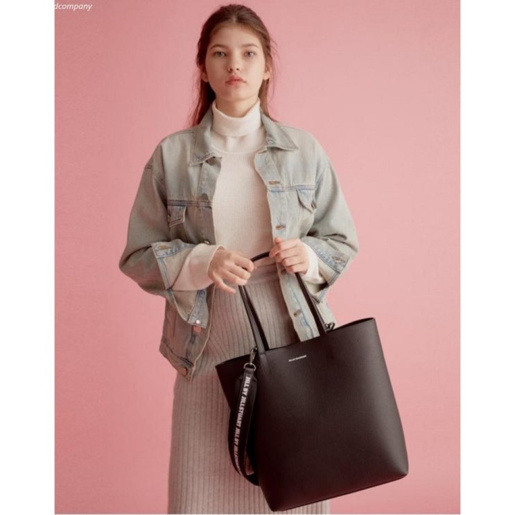 ️ 질 바이 질스튜어트 악세서리 블랙 가죽 레터링 스트랩 쇼퍼백 JLBA0E250BK  100,890 원 [14% 할인]