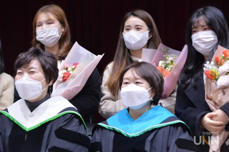 코로나가 앗아간 졸업식 풍경ᆢ답답한 마스크 잠깐 벗고 코로나가 앗아간 졸업식 풍경ᆢ답답한 마스크 잠깐 벗고