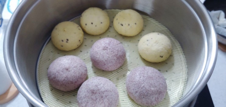 팥소에 옥수수가 들어가 더 맛있는 옥수수찐빵과 흑미찐빵