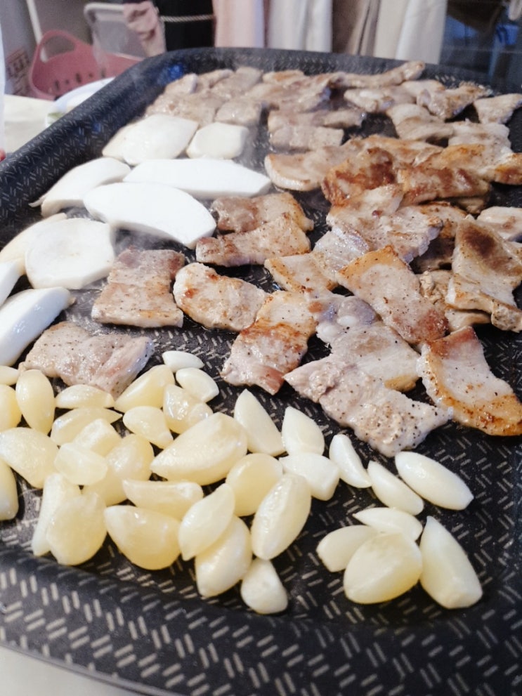 집에서먹는/ 비오는 수요일 점심 삼겹살 한판 어때? ㅎㅎ 집에서먹는/ 비오는 수요일 점심 삼겹살 한판 어때? ㅎㅎ
