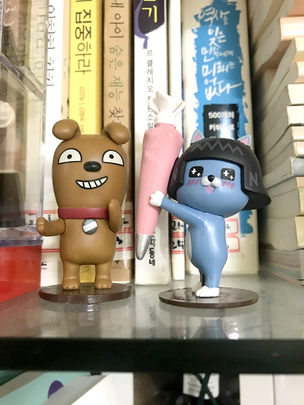 회사 책장의 카카오프렌즈 '프로도 & 네오' 회사 책장의 카카오프렌즈 '프로도 & 네오'