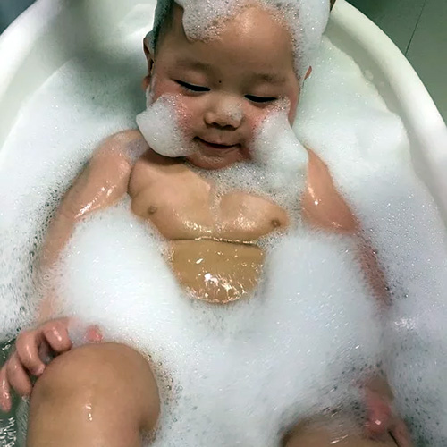 신생아 목욕시키기