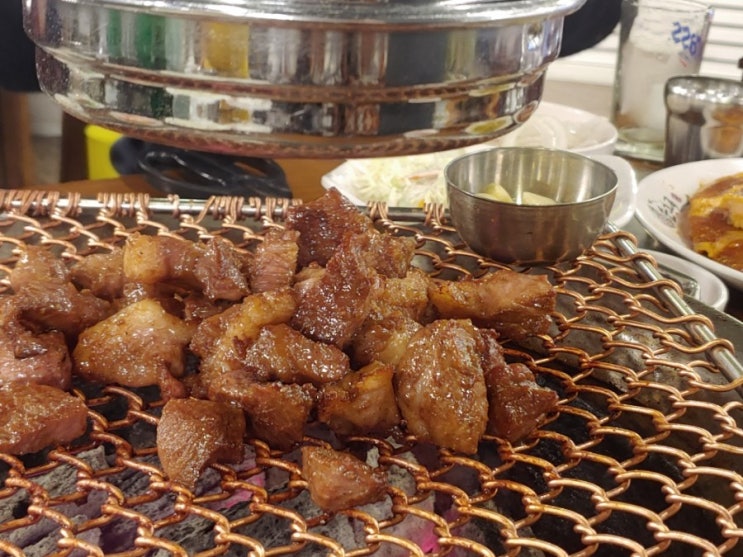  신촌 끼로끼로부엉이, 돼지갈비 단골 맛집