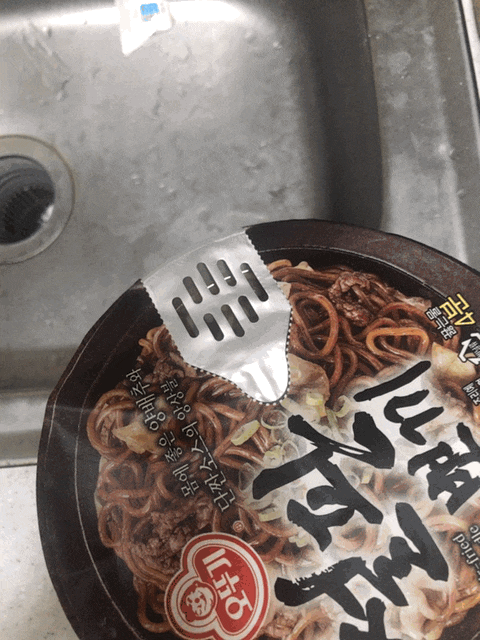 자취러 혼밥 혼술 야식에 어울리는 오뚜기 철판뽀끼 용기 자취러 혼밥 혼술 야식에 어울리는 오뚜기 철판뽀끼 용기