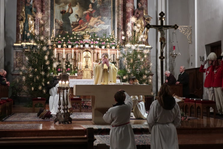 #023. 성 니콜라우스 성당에서 크리스마스 전야 미사에 참례하다.
