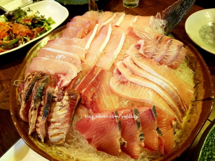  송파 방이먹자 골목 맛집 '연안부두 2호점' 리뷰 (복어회, 대방어회, 해물모둠, 전복구이와 연어회로 마무리 ღ'ᴗ'ღ)