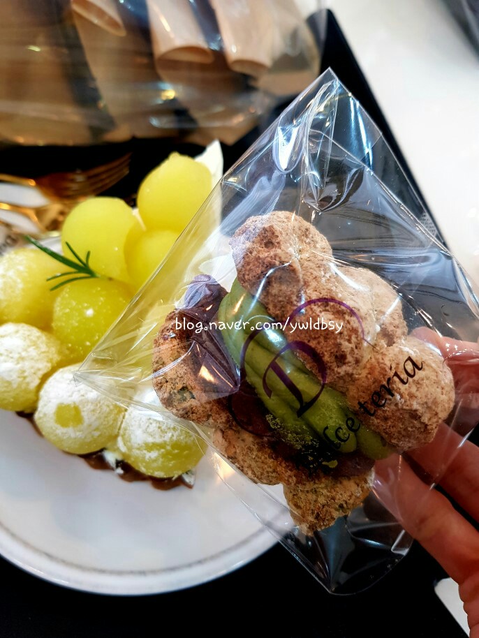  입짧은 햇님의 강릉 맛집 '돌체테리아' 3종류의 과일타르트(메론, 딸기, 체리, 청포도, 자몽)와 크림브륄레 조각 케이크 리뷰 2탄
