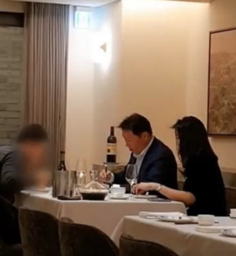 <b>최태원</b> SK그룹 회장, 사실혼... 티앤씨재단   <b>김희영</b> 이사장