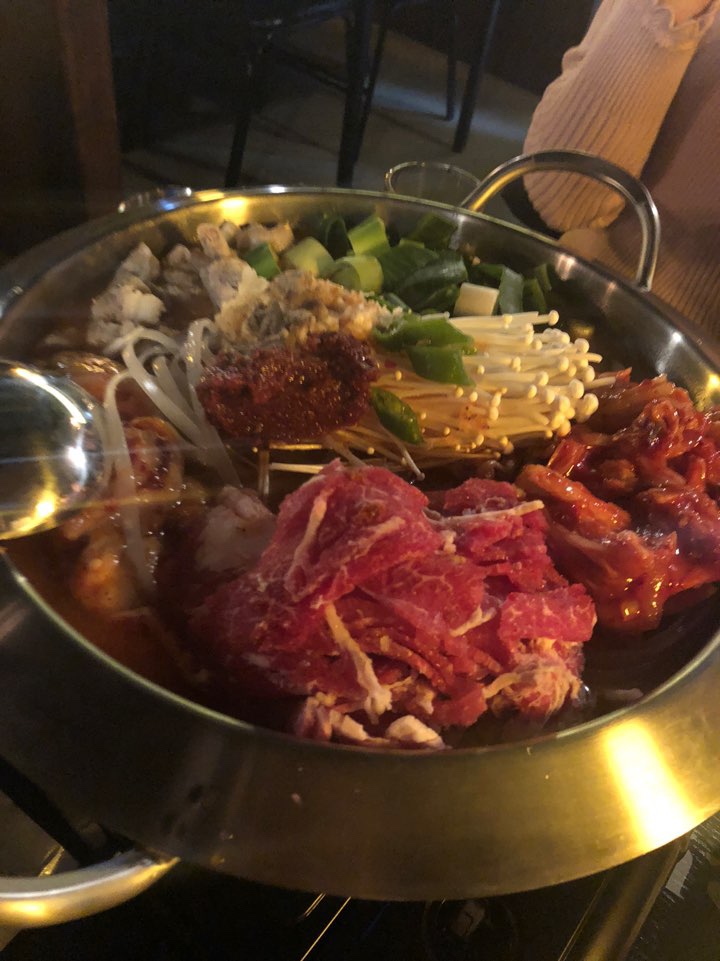 홍대 맛집 / 대창모듬전골과 수육 맛집 : 단골손님