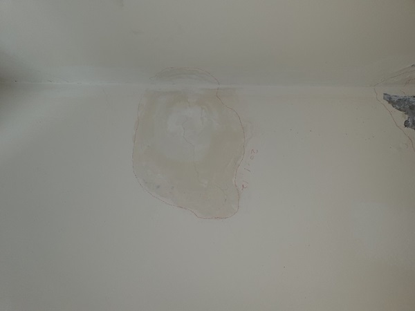 용인누수탐지 아랫집 세탁실 천장에 페인트가 젖는 이상한 상황