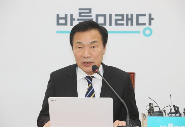 손학규, 결국 사퇴…'호남 3당' 합당 속도낸다 손학규, 결국 사퇴…'호남 3당' 합당 속도낸다