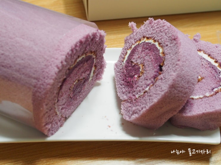  파리바게트 블루베리 듬뿍 롤케익! 새콤한 맛의 롤케이크!