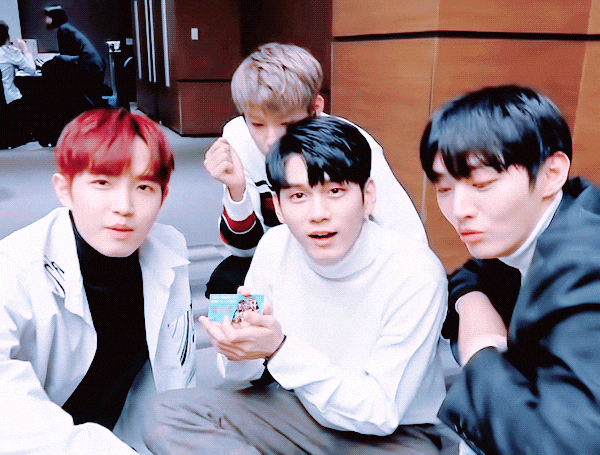 오케워너원 황민현 박우진 봄바람 대기실 이야기 Part.1 움짤! 오케워너원 황민현 박우진 봄바람 대기실 이야기 Part.1 움짤!