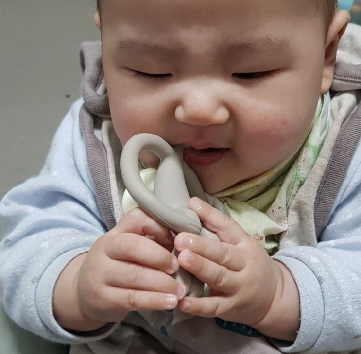  아기 이앓이 증상! 앙팡토토 매치몽키스틱 치발기로 잠재우기